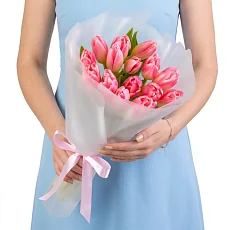 Букет 15 нежных тюльпанов в белой пленке