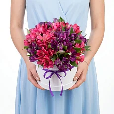 Шляпная коробка Разноцветных Альстромерий