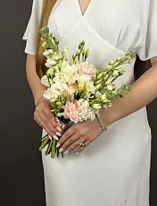 Свадебная композиция из фрезии и диантусов