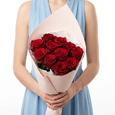 11 красных роз в дизайнерской упаковке
