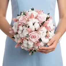 Композиция для невесты из хлопка и роз