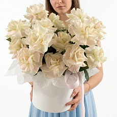 Французские белые розы в шляпной коробке