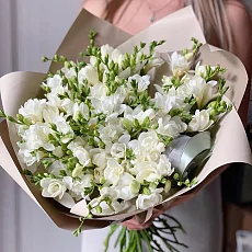 Букет из белой  фрезия