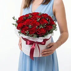 Шляпная коробка из красных роз