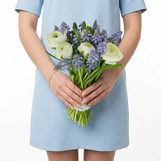 Букет невесты из Мускари и Ранункулюсов