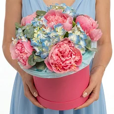 Коробка с гортензией и розовыми пионами
