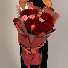 Букет с бордовыми розами