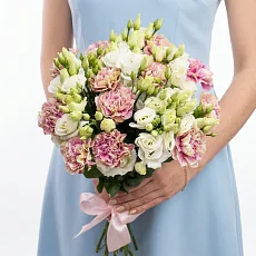 Букет из белой эустомы и гвоздики