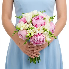 Свадебный букет из пионов и фрезий