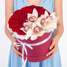 Коробка с цветами из роз и орхидей