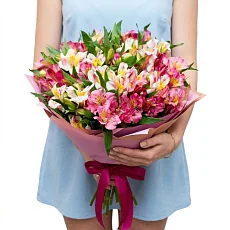 Большой букет разноцветных Альстромерий