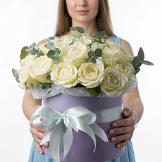 Белая роза в шляпной коробке