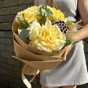 Букет из роз и эвкалипта 