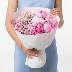 Букет из гипсофил и пионов