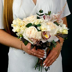 Букет с розами и орхидеей