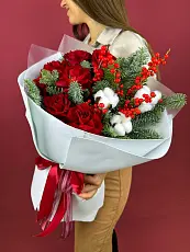 Букет живых цветов с красными розами и нобилисом
