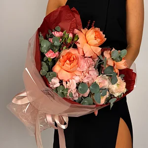 Сочный букет с розами и гортензией 