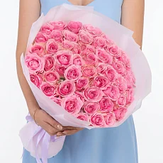 Букет из ярких роз в дизайнерской упаковке