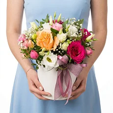 Шляпная коробка с цветами “Без повода” из роз и гипсофил