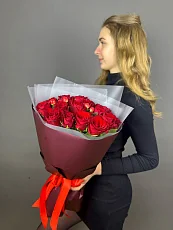 Букет из роз и гиперикума