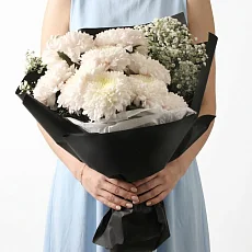 Траурный букет из хризантем и гипсофилы