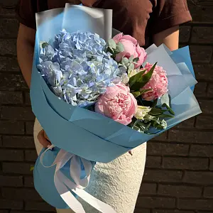 Букет с гортензией и ароматными пионами 