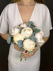 Букет невесты из 7 Белых Пионов