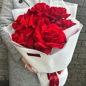 7 Красных роз в дизайнерской упаковке 