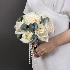 Букет невесты из пионовидных роз и эвкалипта
