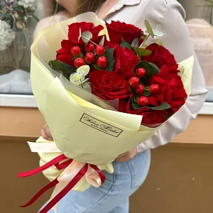 Букет из красных роз и гиперикума 