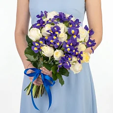 15 Белых Роз и Ирисы
