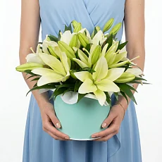 Композиция с лилией в коробке