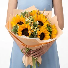 Букет подсолнухов с ромашками