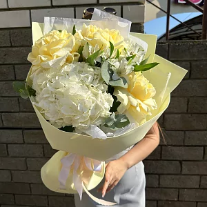 Букет с розами и альстромерий 