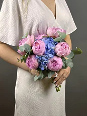 Букет невесты с пионами и гортензией 