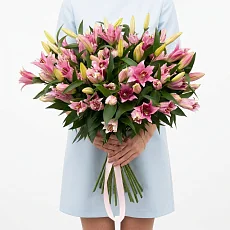 Букет из 19 розовых лилий