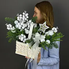 Корзина с новогодним декором 