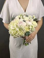 Свадебных букет из белых пионов