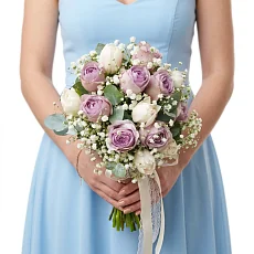 Композиция невесты из белых тюльпанов и сиреневых роз