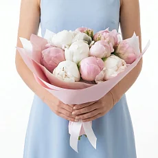 11 Нежных и Белых Пионов в упаковке