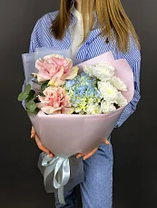 Нежный букет с розами и голубой гортензией