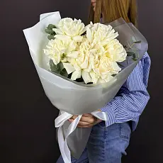 7 Белых роз с эвкалиптом 