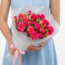 Букет из 7 Малиновых Роз в упаковке