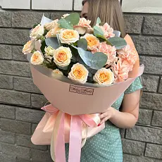Букет живых цветов с гвоздикой и кустовой розой в дизайнерской упаковке