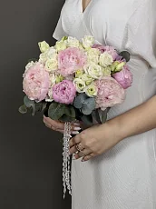 Букет с эустомой и пионами