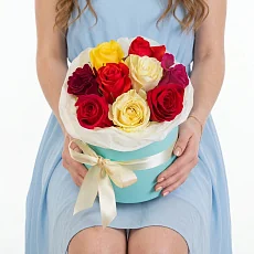 9 Разноцветных роз в шляпной коробке