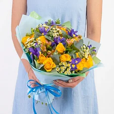 Яркий букет с розами и ирисами