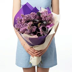 Композиция с черными каллами и сиренью