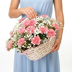 Композиция гвоздики и гипсофила в корзине