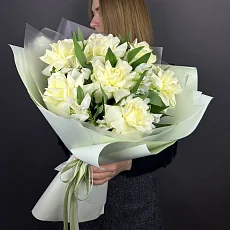 Букет из роз и альстромерии